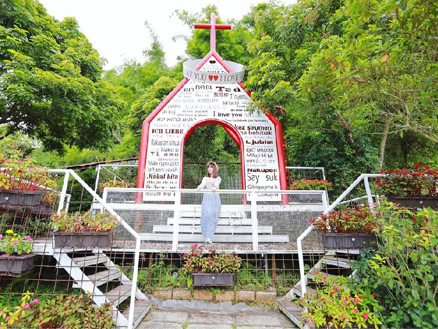 嘉義綠盈牧場:綠盈牧場位於嘉義中埔鄉為嘉義知名觀光牧場,這裡非常適合親子旅遊好去處,牧場以綠水盈然做為園區環境的目標, 並且堅持高品質的鮮奶來自健康的奶牛與衛生的環境的原則,在園區裡可以看到許多可愛的乳牛,園區有多種DIY體驗, 像是餵小牛喝奶、擠ㄋㄟㄋㄟ體驗、還有全台唯一賽鵝場等你來體驗,園區還有超大牽牛花溜滑梯、美味餐點可以品嚐。