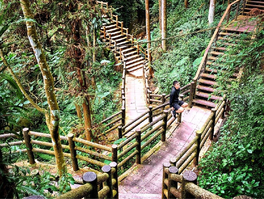 嘉義太平仙人堀步道:仙人堀步道位於嘉義縣梅山鄉的太平村,步道總長有430公尺、海拔高度有,在仙人堀步道有著溪流、瀑布、 壺穴等美景,在步道裡還有很特別的樓梯是小橋成為IG打卡景點。