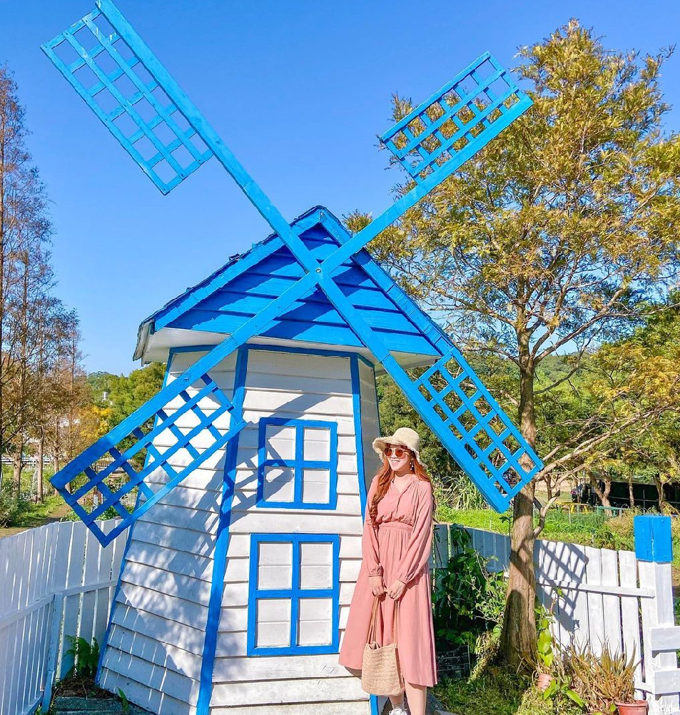 桃園富田花園農場：富田花園農場位於桃園大溪區，花園農場除了有許多歐式風格的造景之外，還是多部知名偶像劇的拍攝場景， 園區一年四季有不同的花季可以欣賞，戶外的造景包括有最熱門的水晶教堂、藍色風車&城堡等， 園區還有超人氣草泥馬以及許多可愛動物！