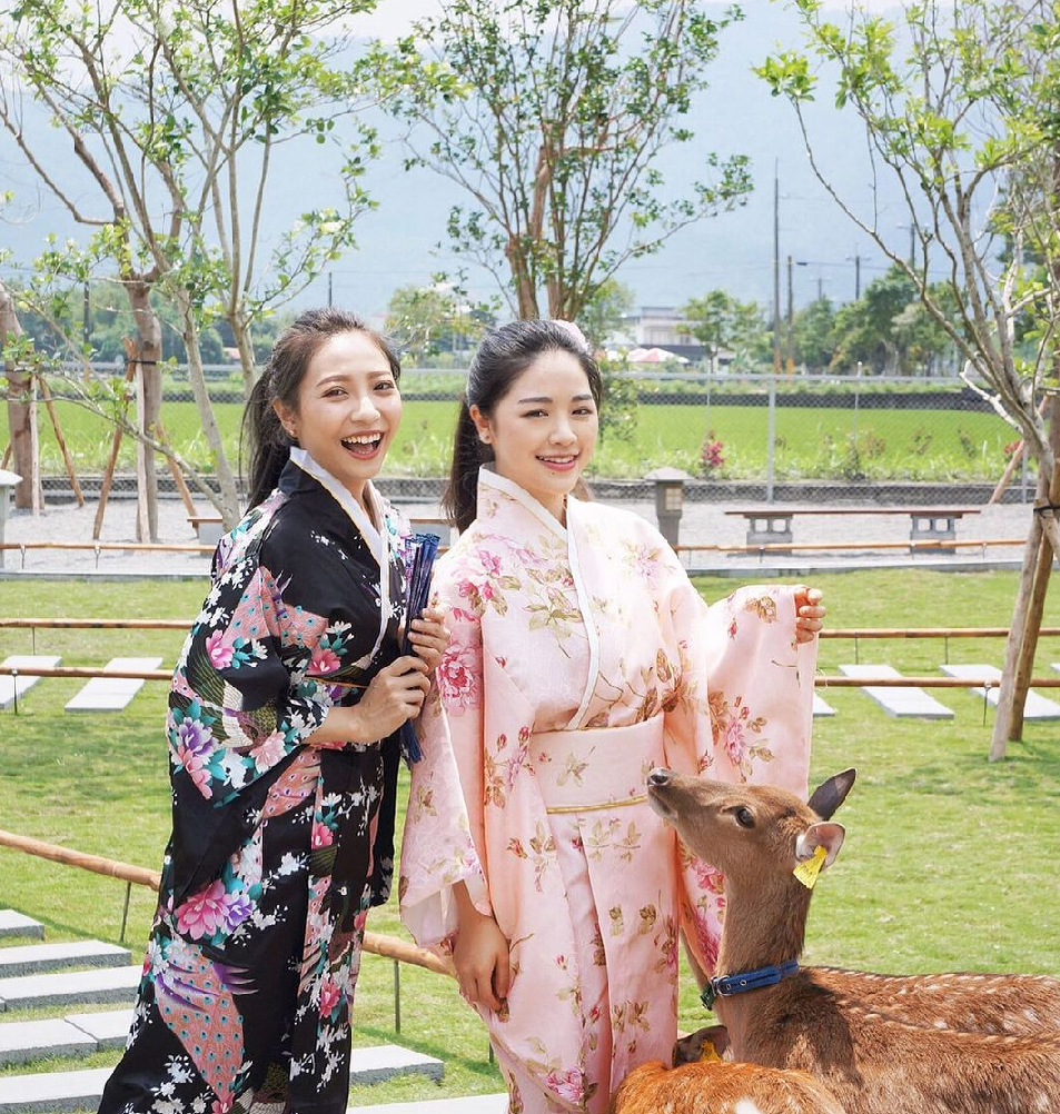 宜蘭張美阿嬤農場：張美阿嬤農場位於宜蘭縣三星鄉，農場在戶外打造400坪的日式庭園彷彿置身在奈良，在這裡讓你不用出國在這裡就能近距離與梅花鹿 相處和浴衣體驗紅色鳥居、神社等、，除了這樣之外近期在園區還有超療癒的水豚君，可以在這近距離親眼看見水豚君泡湯及餵食！ 園區還有多種DIY可以體驗，像是蔥油餅、搗麻糬、自採有機蔬食披薩等。