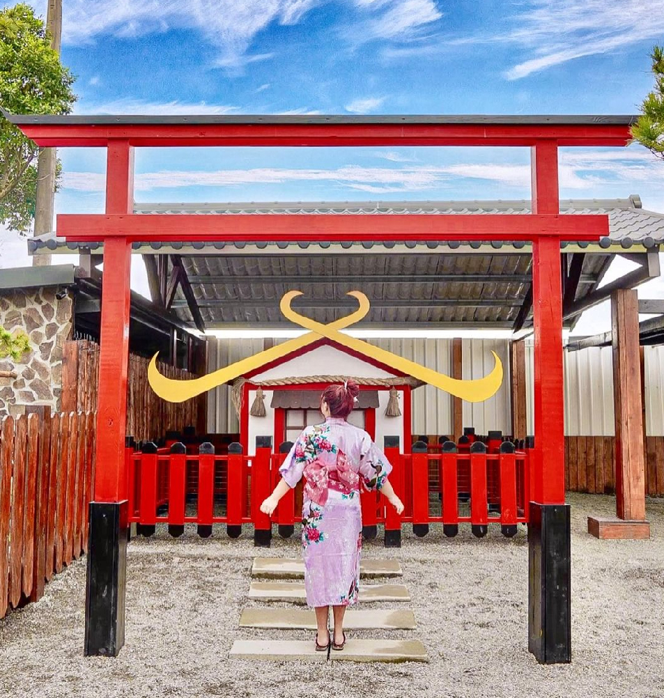 宜蘭張美阿嬤農場：張美阿嬤農場位於宜蘭縣三星鄉，農場在戶外打造400坪的日式庭園彷彿置身在奈良，在這裡讓你不用出國在這裡就能近距離與梅花鹿 相處和浴衣體驗紅色鳥居、神社等、，除了這樣之外近期在園區還有超療癒的水豚君，可以在這近距離親眼看見水豚君泡湯及餵食！ 園區還有多種DIY可以體驗，像是蔥油餅、搗麻糬、自採有機蔬食披薩等。
