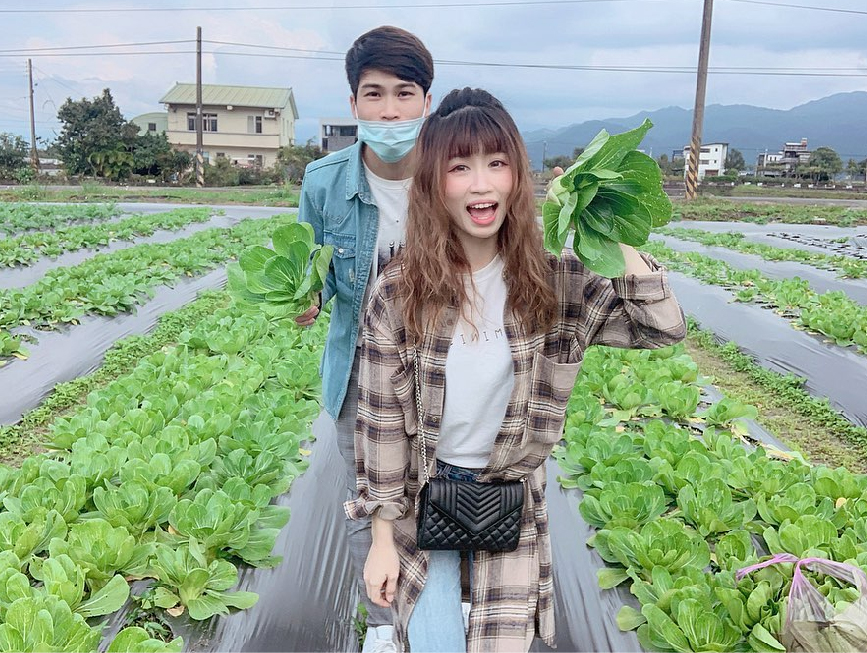 宜蘭張美阿嬤農場：張美阿嬤農場位於宜蘭縣三星鄉，農場在戶外打造400坪的日式庭園彷彿置身在奈良，在這裡讓你不用出國在這裡就能近距離與梅花鹿 相處和浴衣體驗紅色鳥居、神社等、，除了這樣之外近期在園區還有超療癒的水豚君，可以在這近距離親眼看見水豚君泡湯及餵食！ 園區還有多種DIY可以體驗，像是蔥油餅、搗麻糬、自採有機蔬食披薩等。